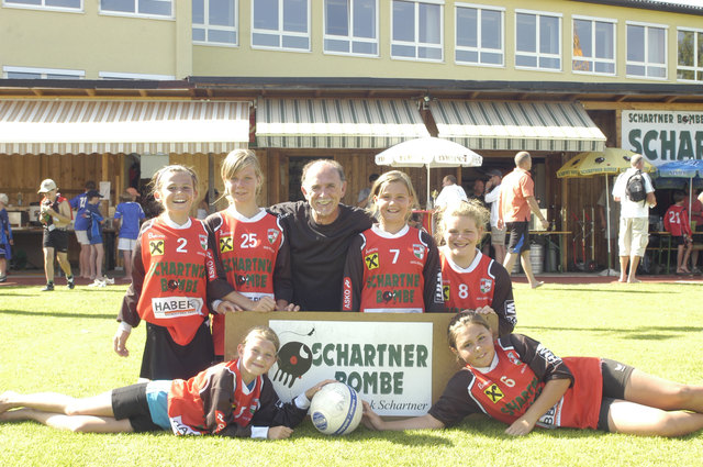 Seekirchens „Mister Faustball“ und seine siegreichen U12-Mädchen hatten Grund zum Feiern.
