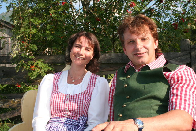 Grenzgänger: Auch als solche sehen sich Susanna Vötter-Dankl und Christian Vötter. Deshalb haben sich die beiden hier mit ihrer mobilen Bank genau zwischen Bramberg und Neukirchen positioniert