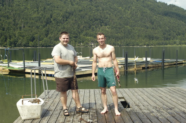 Helmut Ebner (l.) und sein Team verbrachten seit Jänner jede freie Minute mit dem „Floßbau“.