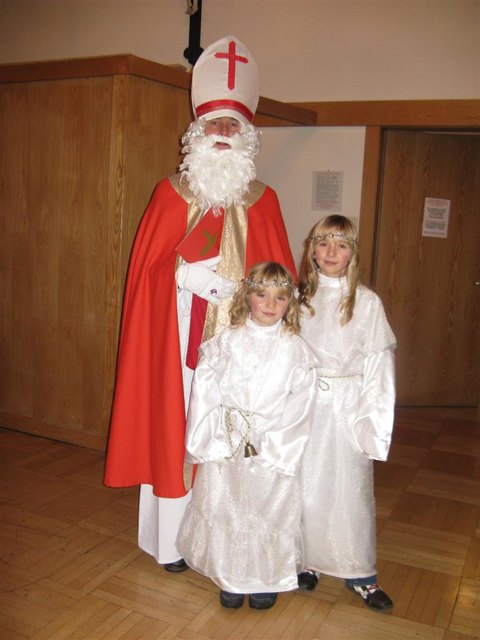Der Nikolaus kommt am 5., und 6. Dezember.