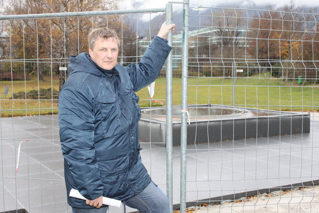 GR Martin Praxmarer vor der Brunnen-Baustelle im Rapoldipark