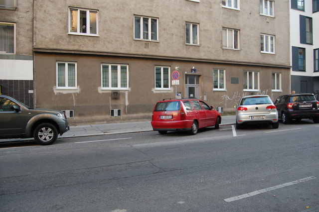 Das Ausparken wurde aufgrund der „falschen“ Schräge erheblich erschwert. Nun wird die Parkordnung wieder geändert.