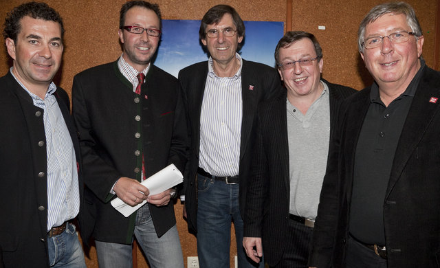 Aufsichtsratsvorsitzender Jakob Falkner (2.v.r.) und sein Stellvertreter Alban Scheiber (li.) mit den wiedergewählten Vorständen.