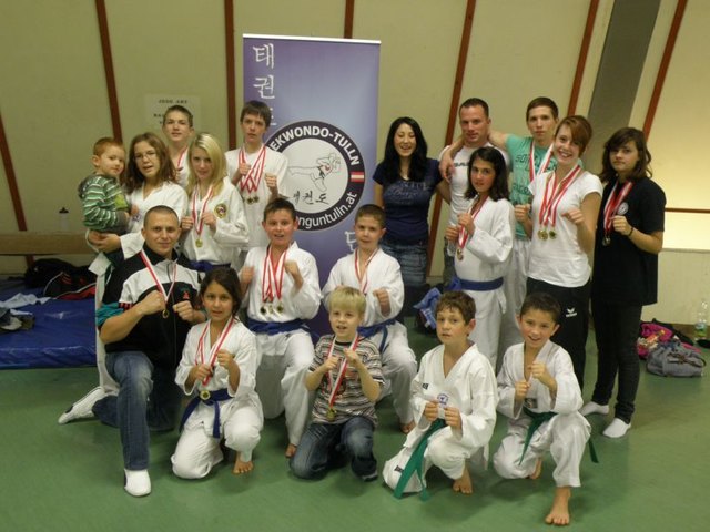 v.l.n.r. Knieend: Rene Beisl, Maryam Adib Shaybani, Alexander Galuszka, Oliver Beisl, Savo Kovacevic, Bosko Bozic, Ryan Taucher