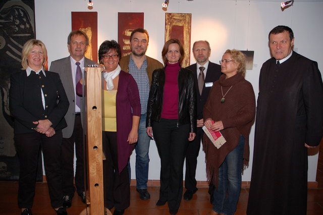 Ausstellungseröffnung Goldes wert; v.l.: Hanni und Vize-Bgm. Otto Sagmeister, Eva Kaml, Hans Reichardt, Bezirkshauptmann Mag. Martina Gerersdorfer, Dr. Erich Ortner, Künstlerin Sieglinde Priglinger und Abt Berthold Heigl