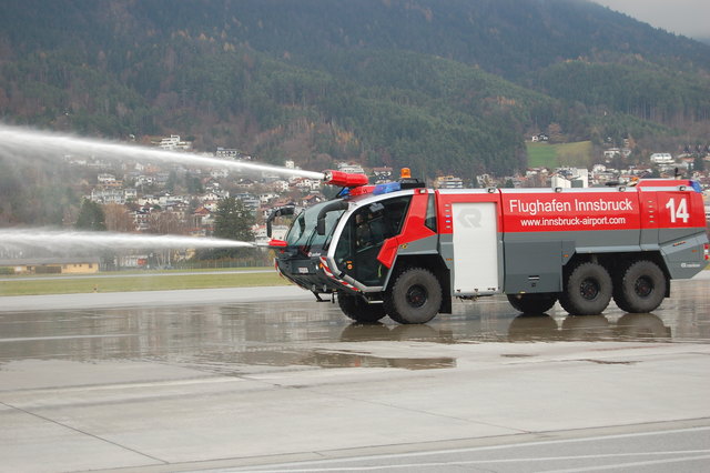 Der Traum jedes Feuerwehrlers: Das 700 PS starke, mit allen Raffinessen ausgestatte Flughafenlöschfahrzeug „Panther“