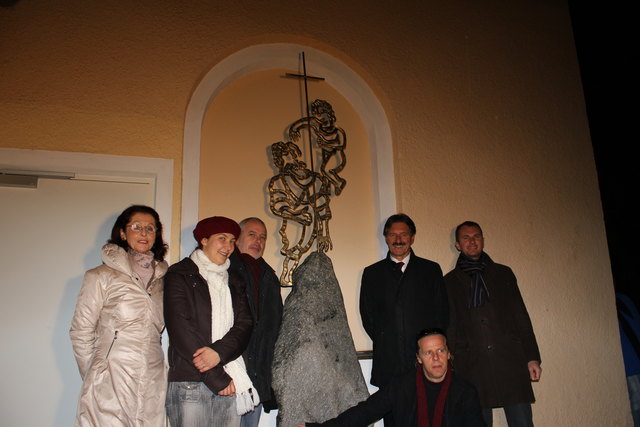 Freuen sich über den Hl. Christophorus am Bahnhof Schwaz: StR Ingrid Schlierenzauer, GR Viktoria Ismaili, Kulturreferent Martin Schwarz, BM Hans Lintner, Jones Herwig Sokol und Robert Possenig (v.l.)