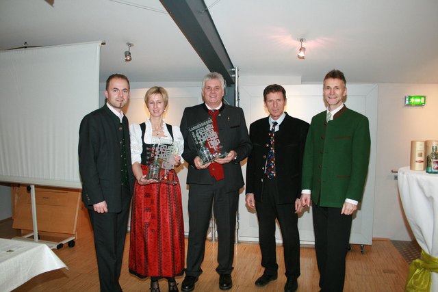 Prämiert: v. l.: Josef Hechenberger (LK-Präsident), Heidi Hupfauf - „Purnerhof“/Terfens (Landessieger – Brände), Helmut Mair/Sautens (Landessieger – Brände), Univ.-Prof. Dr. Karlheinz Töchterle (Rektor Universität Innsbruck), DI Wendelin Juen (LK-Fachbere