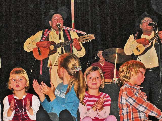 Die Kinder der Volksschule Kirchberg an der Raab waren von der Gruppe Sacambaya und ihrer Musik begeistert. Viel Rhythmusgefühl beim Workshop.