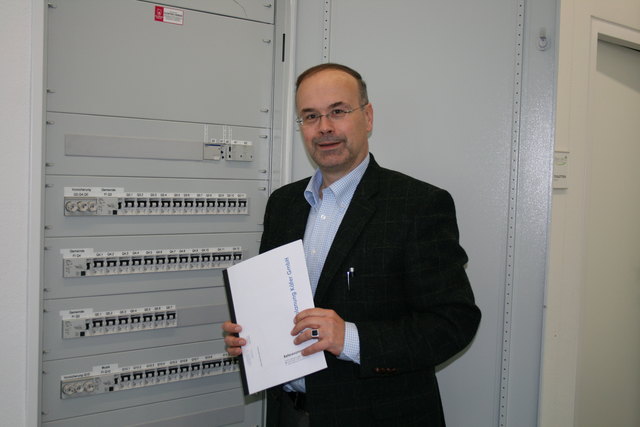 Oberalms Bgm. Gerald Dürnberger will Strom sparen.