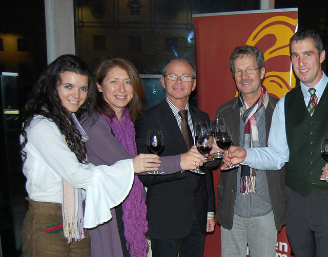 Weinverkostung im Keltenmuseum Hallein: Petra Pummer, (Mutter des behinderten Sohnes), SR Eveline Sampl-Schiestl, LAbg. Bürgermeister Christian Stöckl, Peter Moser (Sekretär LC Salina) und Rudi Schuster. | Foto: Privat