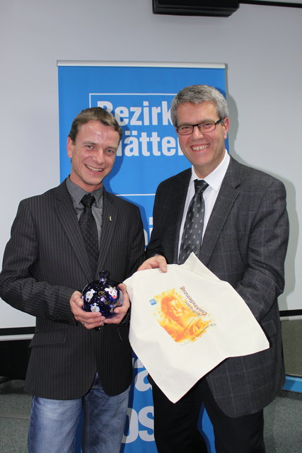 Stimmen schon auf die Weihnachtszeit ein: Vizebgm. Christoph Kaufmann und Schulamtsleiter Ferdinand Neu.