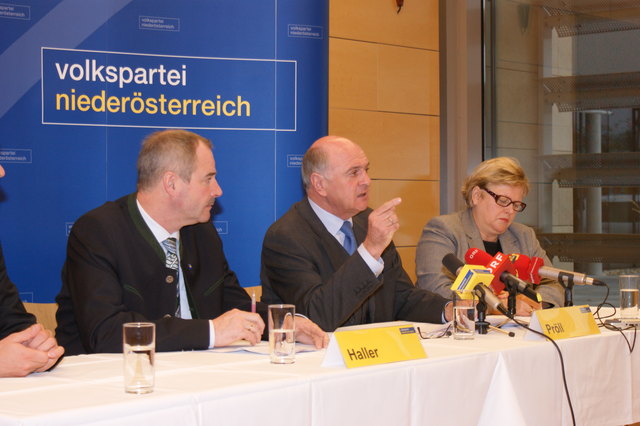 LA Hermann Haller, LH Erwin Pröll und Bgm. Dorothea Schittenhelm beim Weinviertel-Tag.