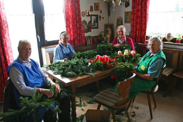 Beim Adventkranzbinden für den diesjährigen Adventmarkt waren unter anderen Kathi, Cilli, Maria und Gerti (v. li.) im Einsatz.
