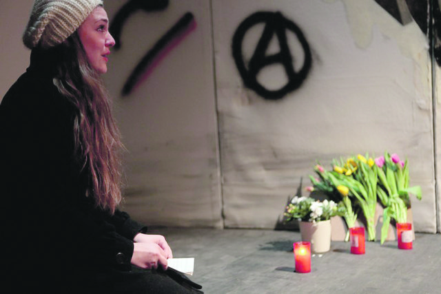 Unter der Regie von Ralf Bettinger spielt Chiara für das Tournee Theater Hamburg in dem Stück „Amok“.