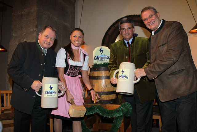 Bockbieranstich: Verkaufsleiter August Weidinger, Manuela Riegler, Kaltenhausen Chef Gerhard Leitner, Braumeister Günther Seeleitner .