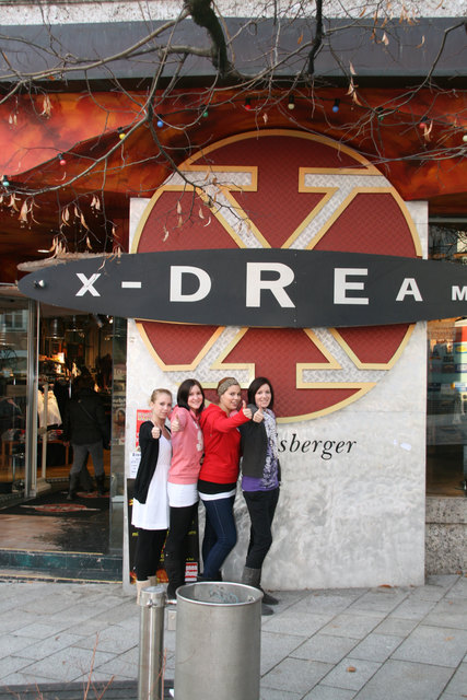 Die vier, zum Dienst eingeteilten Mädels vor dem x-dream Shop in Bischofshofen: Sandra, Christina, Suri und Daniela.