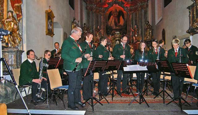 Die Trachtenmusikkapelle Trautmannsdorf lud zum traditionellen Konzert in die Pfarrkirche, die den stimmungsvollen Rahmen für feierliche Klänge bietet.