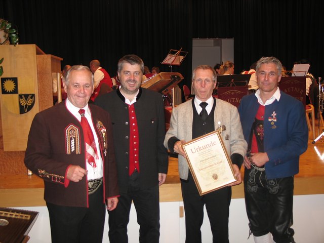 Bezirksobmann Herbert Kolb, Bürgermeister Mag. Markus Pale, Fiss, Jubilar Oswald Gredler und Erwin Vögele, Jugendreferent und Vortänzer (v.Ll). | Foto: Vögele