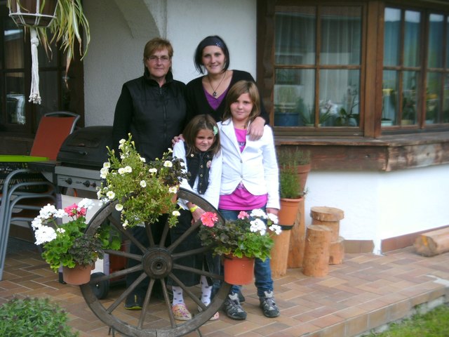 Silvia Kaltschmid mit ihren Töchtern Laura und Julia und ihrer Mutter Elisabeth | Foto: privat