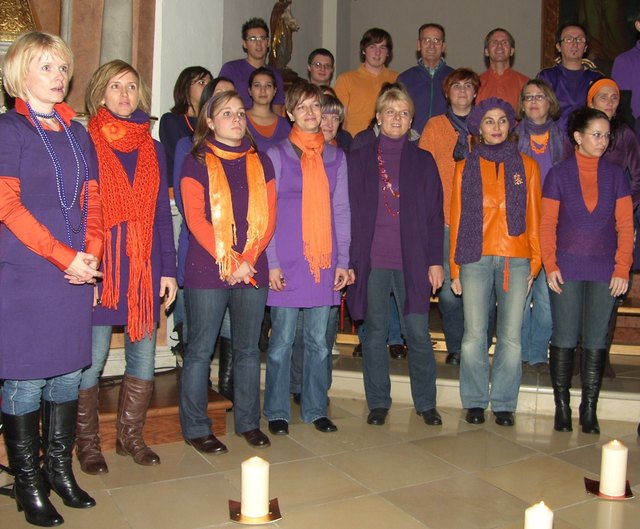 Karin Tinhof (links) mit Chor Noise Experience