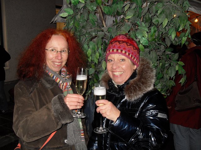 Christine Bliem und Christl Seiwald von der Interessensgemeinschaft für Golling stoßen auf das erste Weihnachts.Beleuchtungs.Einschalt.Fest an.