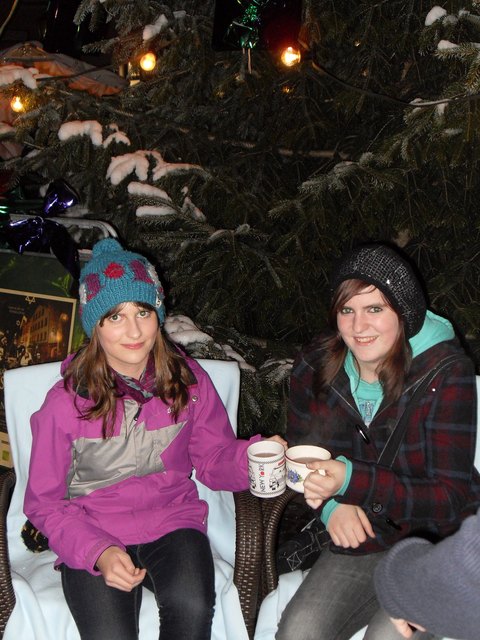 Julia Seiwald und Anna Walkner machten es sich mit je einer Tasse Punsch gemütlich.
