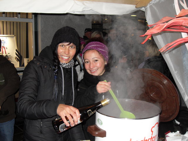 Christine und Sabine versorgten die Gollinger mit Glühwein.