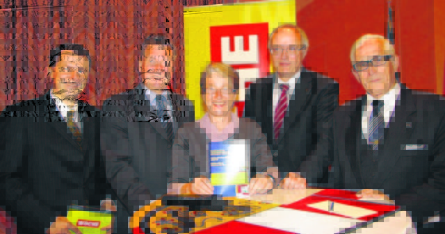 WOCHE-CR Uwe Sommersguter, Bundesrat Peter Mitterer, Stadträtin Hilde Schaumberger, Bischof Michael Bünker und NIkolaus Lanner vom Europahaus