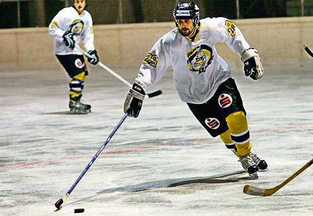 Ingo Steiner und Co. von den Dream Theatre Ducks Feldbach lassen sich von den Favoriten der Gruppe B der NHL Graz nicht aufs Glatteis führen.