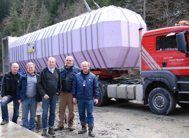 Vor dem neuen Hochbehälter: Wassergenossenschafts-Ausschussmitglied Alfred Hutter, Wassermeister Christian Gründlinger, Landesrat Sepp Eisl,  Helmut Wimreiter (Obmann Wassergenossenschaft Saalbach) und Matthias Schwabl (Obmann Wassergenossenschaft Hinterg | Foto: Neumayr