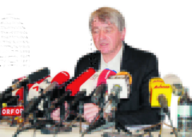 Wolfgang Kulterer bei der Pressekonferenz in Klagenfurt. Zig Journalisten hörten seine – nachdenklichen und auch kämpferischen – Unschuldsbeteuerungen