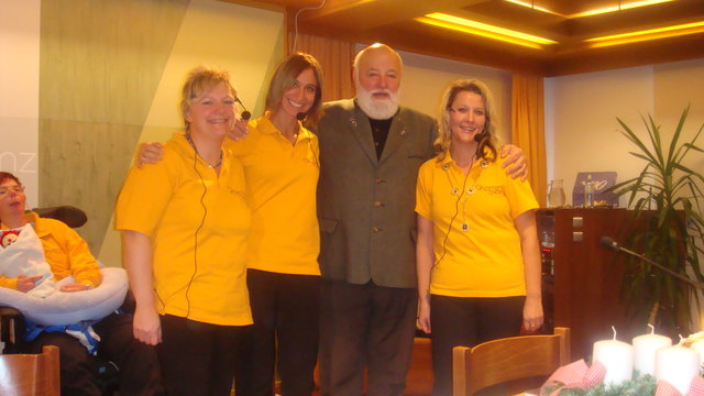 Sepp Forcher mit den Damen des Vinzenzchores, die für weihnachtliche Stimmung beim Schernberger Advent sorgten.