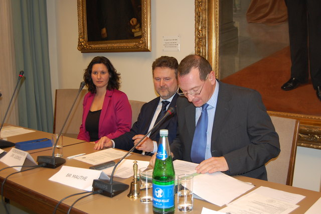 In der ersten Sitzung des neuen Bezirksparlaments mit Veronika Mickel, Gast Michael Ludwig und Florian Mauthe wurde der Antrag der Freiheitlichen abgelehnt.