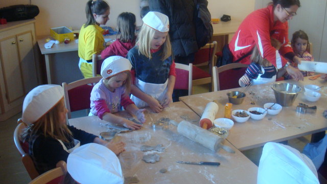 In der Backstube wurden die Kinder zu wahren Weihnachtselfen – Keksebacken im Schernberger Kinderadvent.