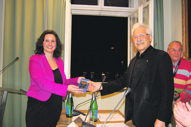 Symbolische Schlüsselübergabe von „Alt“-Bezirksvorsteher Heribert Rahdjian an Veronika Mickel.