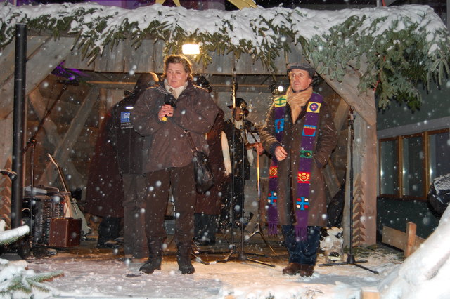 Stadtpfarrer Michael Struzynski und Pfarrerin Gundula Hendrich beim Kitzbüheler Christkindlmarkt.