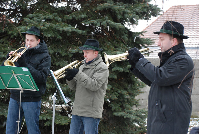 Weihnachtslieder spielen bei der Adventmusik in Gnadendorf