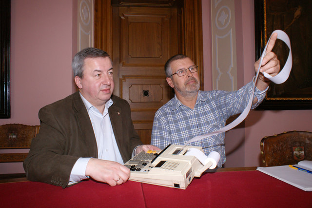 Soviel man auch rechnet, am Schluss bleibt für Stockerau reichlich wenig über. Das stellten Bgm. Helmut Laab (SPÖ) und StR Andreas Straka (Grüne) in Sachen Budget 2011 fest.