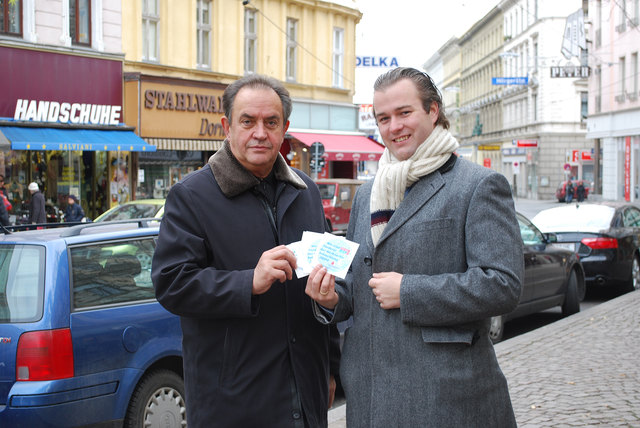 Bezirkschef Karl Homole (li.) und Michael Richter setzen sich für Weihnachtsbeleuchtung ein.