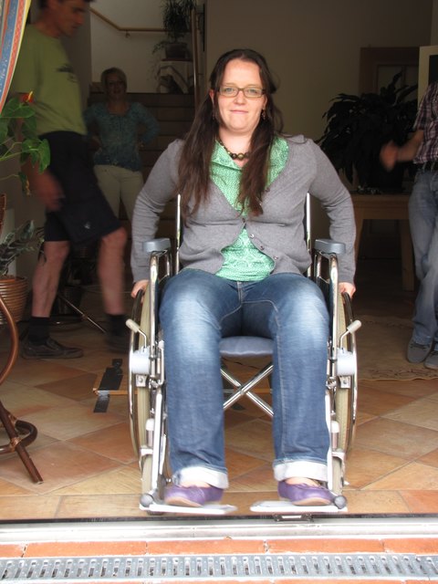 Barbara Lackner, Gästeservic Tennengau, probiert aus, wie schwierig schon kleine Hürden mit dem Rollstuhl sein können.