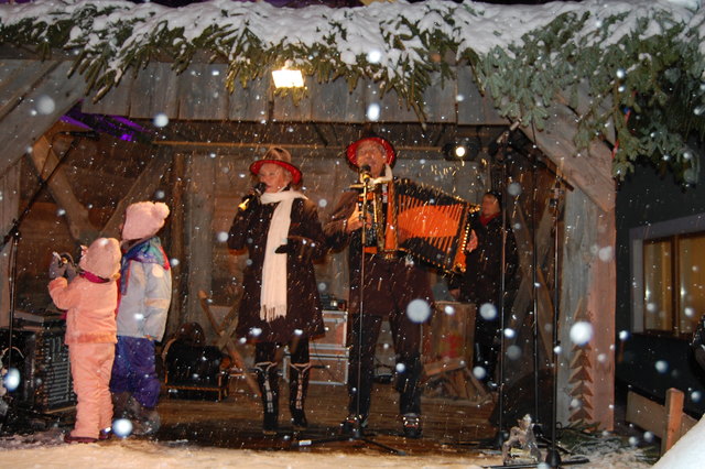 Im dichten Schneetreiben eröffneten das Sonnbergstub‘n-Duo Rosi und Leo den Markt.