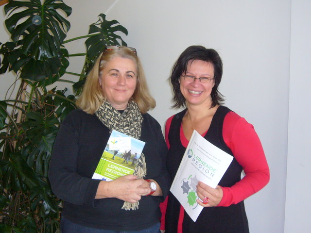 GGR Jutta Mayr-Losek und Doris Winkler von der Lernenden Region beraten sich.