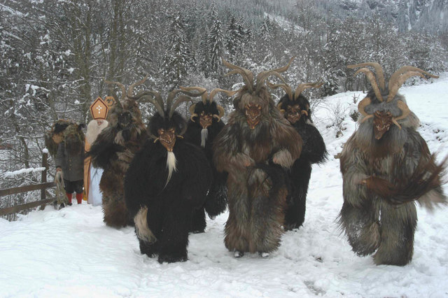 Viele Burschen sorgen in Gastein für die Erhaltung des Jahrhunderte alten Brauchtums.