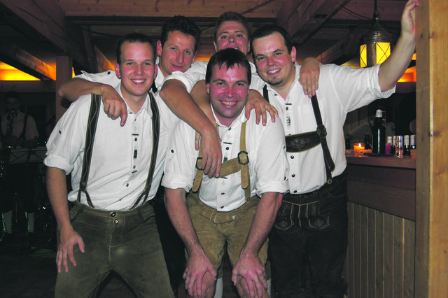 Beim traditionellen Kathreintanz wurde am Wochenende wieder beim Trat-Wiesner in Weidling getanzt. Für Stimmung sorgten die Aufreißplattler (Bild).