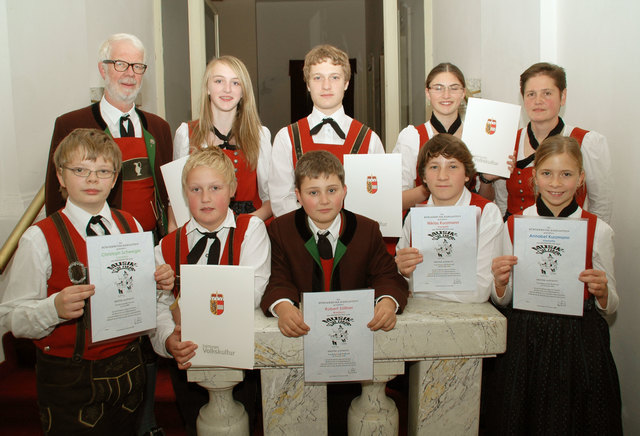 Bürgermusik Bad Gastein gratuliert: Hinten v. l.: Kpm. Jakob Fraiß, Elisa Kerschbaumer, Phillip Plattner, Julia Krimpelstätter, Obfrau Sabine Mayrl; vorne v.l.: Christoph Schweiger, Rupert Oberrauter, Robert Söllner, Niklas Kurzmann, Annabel Kurzmann.