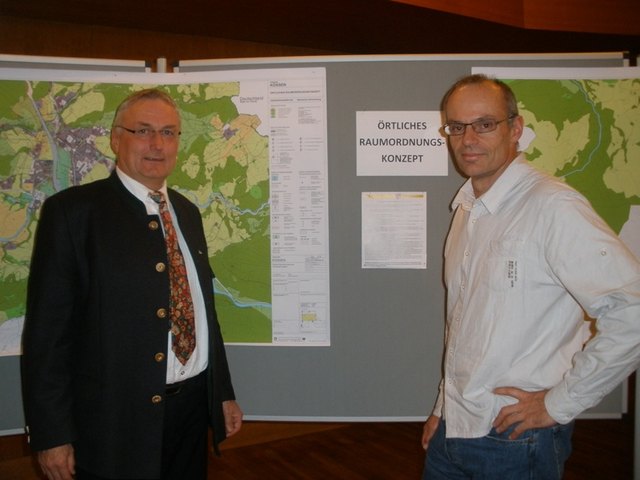 Bgm. Stefan Mühlberger und Raumplaner Erich Ortner.