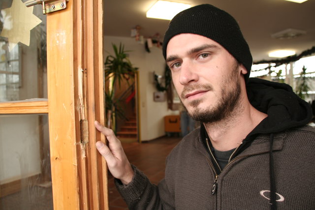 „Wer tut so etwas?“, fragt sich Caritas-Werkstatt-Chef Christoph Endres. „Wir haben ja keine Geldsäcke rumstehen...“ Der Sachschaden für die soziale Einrichtung ist enorm. Im Bild zeigt Endres die Einbruchsspuren an der Hintertür.