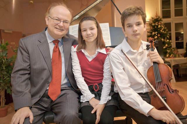 Der stolze Papa mit seinen musikalischen Wunderkindern: Johannes, Therese und David Kropfitsch