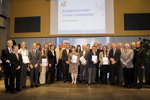 Die VertreterInnen der zehn neu ausgezeichneten Lehrbetriebe mit den Ehrengästen. | Foto: Land Tirol